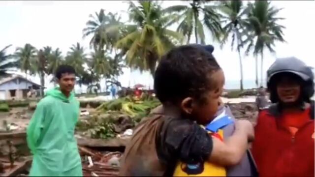 Tsunami en Indonesia: Rescatan a niño que estuvo bajo escombros por 12 horas