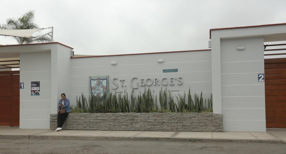 Denuncian a estudiantes del colegio Saint George, de Chorrillos, por falsificar fotos de sus compañeras con fines sexuales para vender las imágenes. Fsicalía investiga a menores por presunta infracción a la ley penal - pornografía infantil.