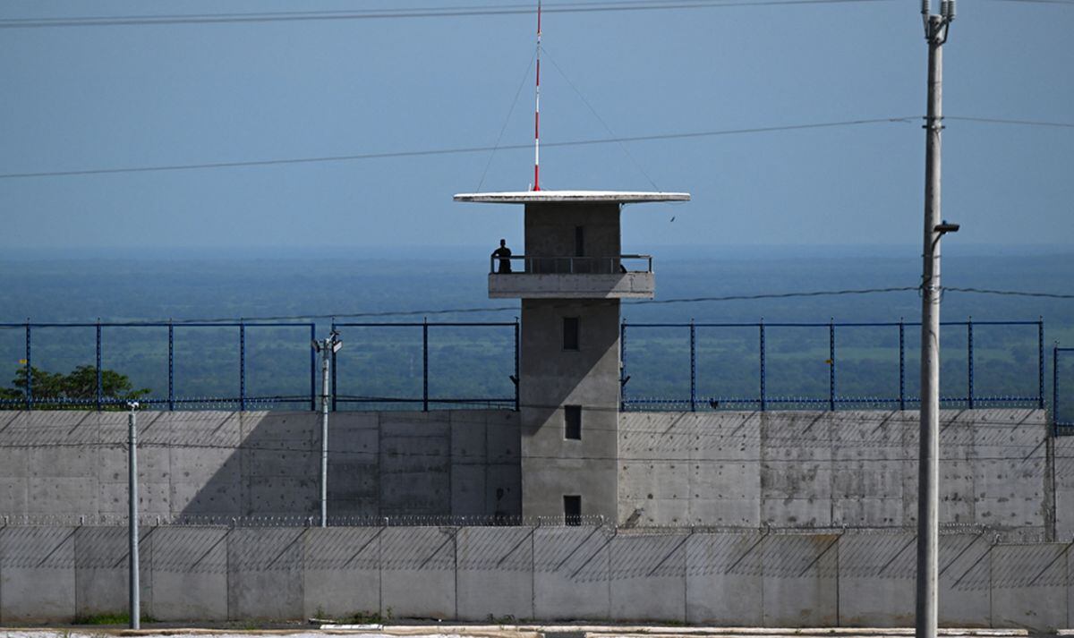 Un policía vigila desde una torre de la mega prisión Centro de Internamiento Antiterrorista (CECOT), donde se encuentran recluidos cientos de miembros de las pandillas MS-13 y 18, durante una visita humanitaria organizada por el comisionado presidencial para los derechos humanos. derechos y libertad de expresión, colombiano Andrés Guzmán Caballero, en Tecoluca, 74 km al sureste de San Salvador, el 21 de agosto de 2023 | Foto: Marvin RECINOS / AFP