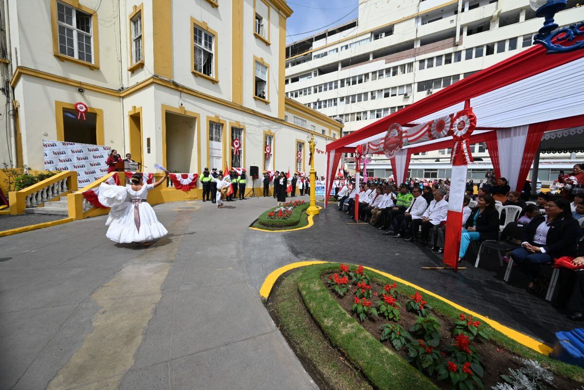 Pacientes y profesionales de la salud del INSN de Breña participaron en desfile por Fiestas Patrias.