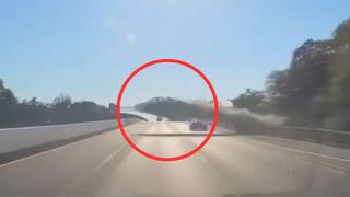 El momento exacto que un vehículo “vuela” por encima de una autopista en Nueva York