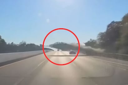 El momento exacto que un vehículo “vuela” por encima de una autopista en Nueva York
