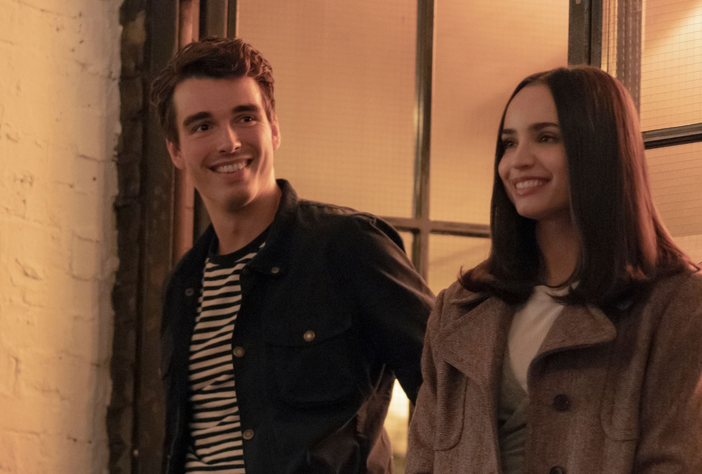 En "Mi año en Oxford", Corey Mylchreest y Sofia Carson interpretan a Jamie Davenport y Anna De La Vega, respectivamente (Foto: Netflix)