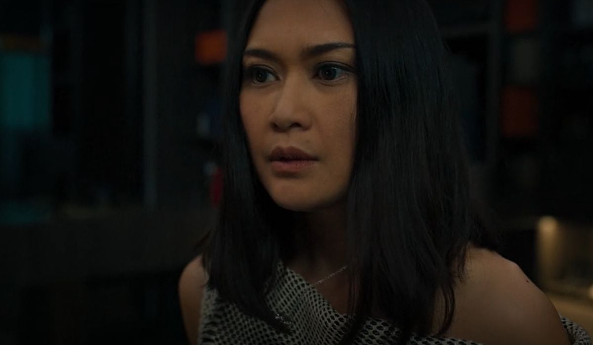 Milla (Marissa Anita) logra ser libre de su prisión al final de la película indonesia "Una mujer normal" (Foto: Netflix)