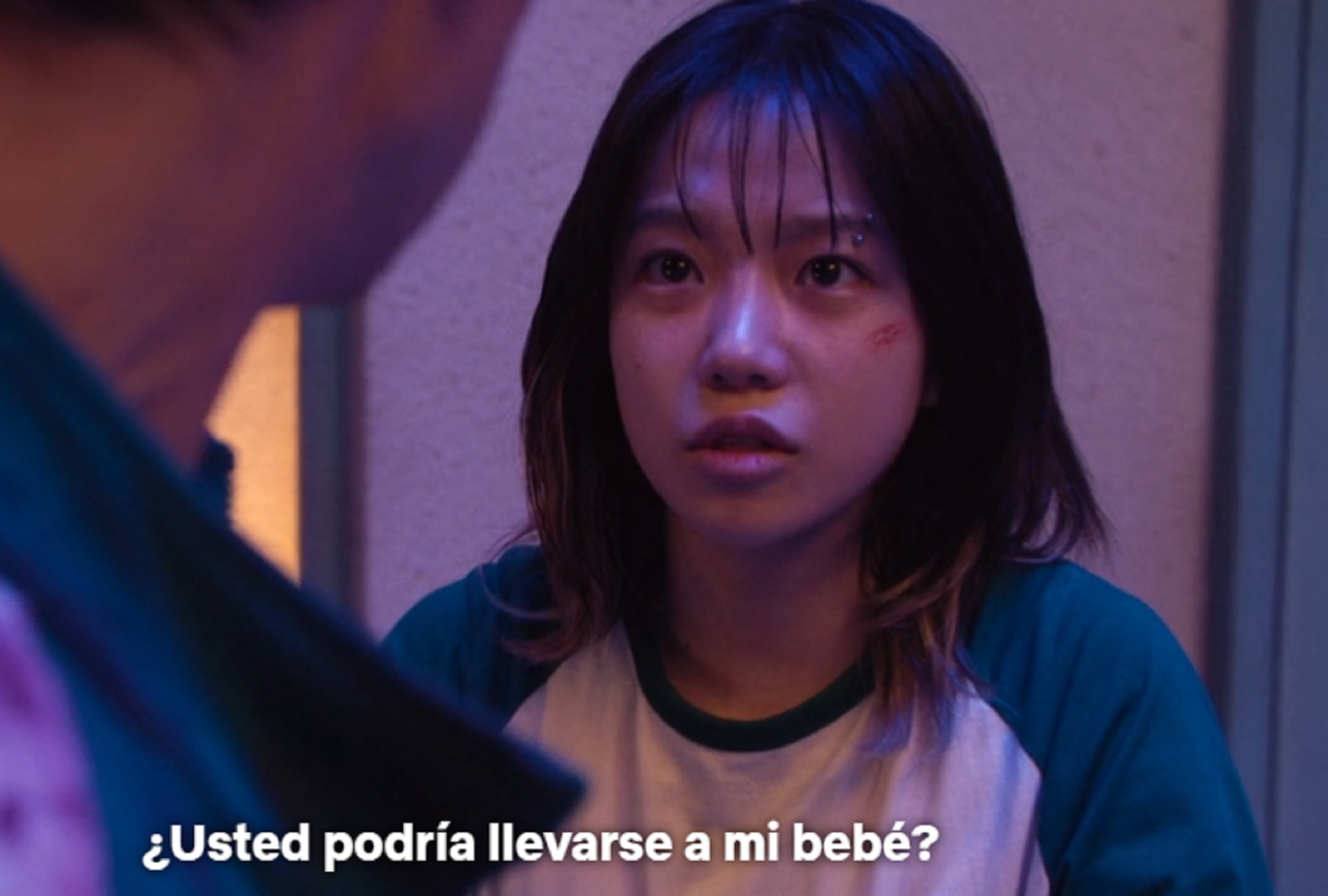 Jun-hee/ Jugadora 222 (Jo Yuri) le pide a Gi-hun que cuide a su bebé en la tercera y última temporada de "El juego del calamar" (Foto: Netflix)