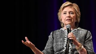 Hillary Clinton lamenta no haber despedido a hombre por acoso sexual