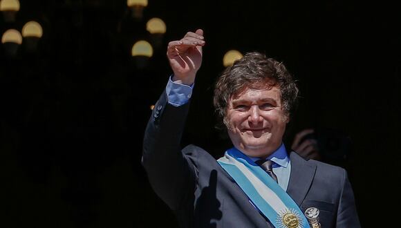 El presidente de Argentina, Javier Milei, sale al balcón de la Casa Rosada para saludar a simpatizantes. (EFE/ Luciano Gonzalez).