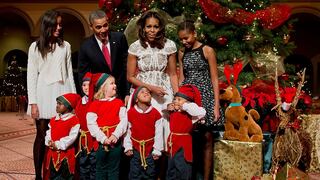 Barack Obama y su familia fueron sorprendidos por unos niños y sus muecas en un evento navideño [FOTOS]