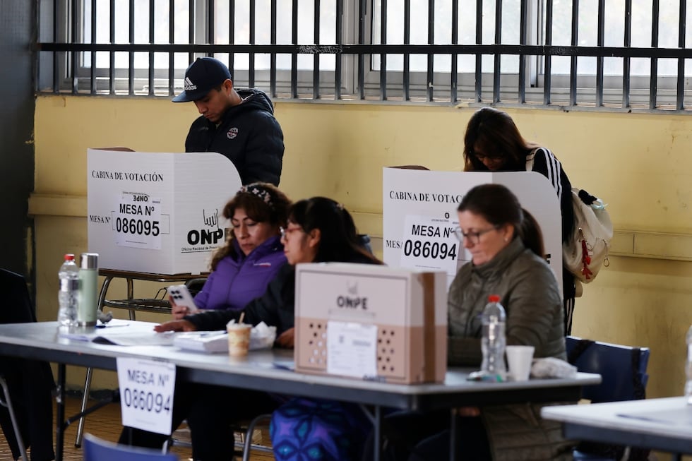 Los analistas señalaron que la proclamación oficial de los resultados y las primeras señales del próximo gobierno serán determinantes para la evolución del dólar y de los activos peruanos en las próximas jornadas.EFE/ Elvis González