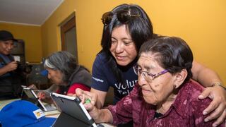 Día del Adulto Mayor: quechuahablantes usan la tecnología para aprenden a leer y escribir
