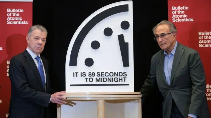 El expresidente colombiano y premio Nobel de la Paz, Juan Manuel Santos, participó en la presentación del reloj, así como el profesor emérito del Departamento de Ingeniería y Mecánica Aeroespacial de la Universidad de Princeton, Robert Socolow.