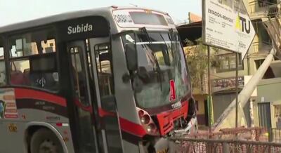 San Juan de Miraflores: choque de bus contra poste deja a vecinos sin electricidad