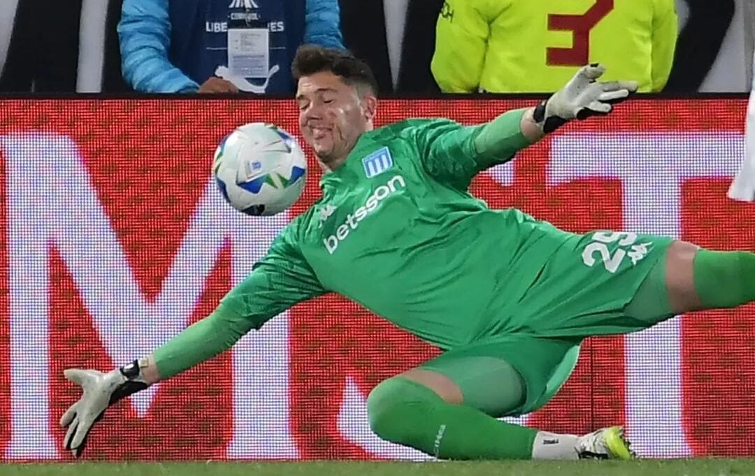 Puso la cara: la atajada de Cambeses que salvó del gol a Racing vs. Flamengo | VIDEO