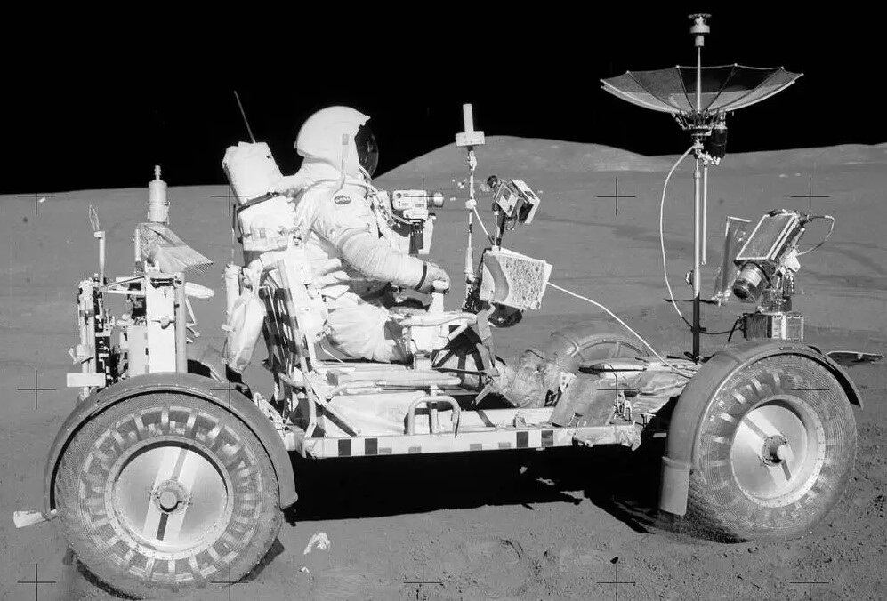 En esta foto se aprecia al astronauta Dave Scott pilotando el 'buggy' lunar.