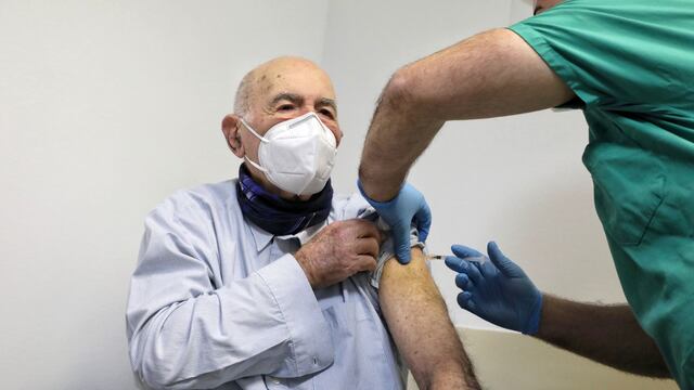 Sami Modiano, sobreviviente al campo de exterminio de Auschwitz, recibió la vacuna contra el COVID-19 en Italia