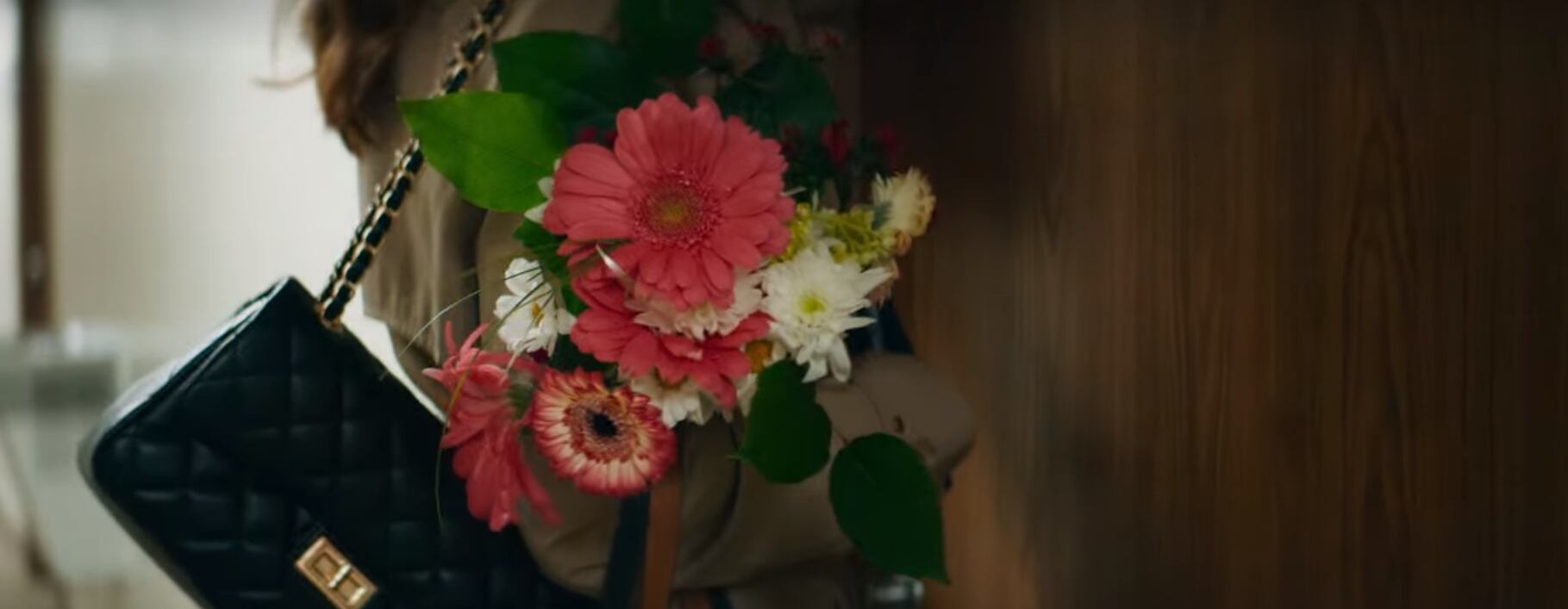 Mary decide llevarle flores y libros a Grace. (Foto: Netflix)