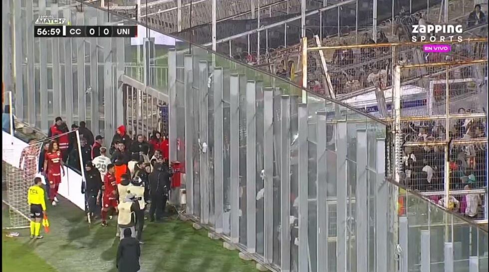 El partido entre Universitario vs Colo Colo quedó suspendido a los 60 minutos tras problemas entre hinchadas. (Foto: Zapping)