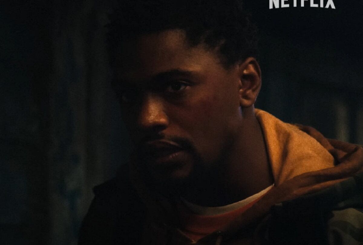 Charlie (Justin Cornwell) es culpado por la muerte de Tsue y debe escapar de la Tríada en la película de acción "Estragos" (Foto: Netflix)