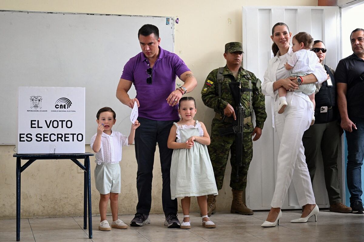 El presidente de Ecuador y candidato presidencial por el partido ADN, Daniel Noboa, vota acompañado de su esposa, Lavinia Valbonesi, y sus hijos en un colegio en Olon, provincia de Santa Elena, el 13 de abril de 2025. (Foto de Raul ARBOLEDA / AFP)