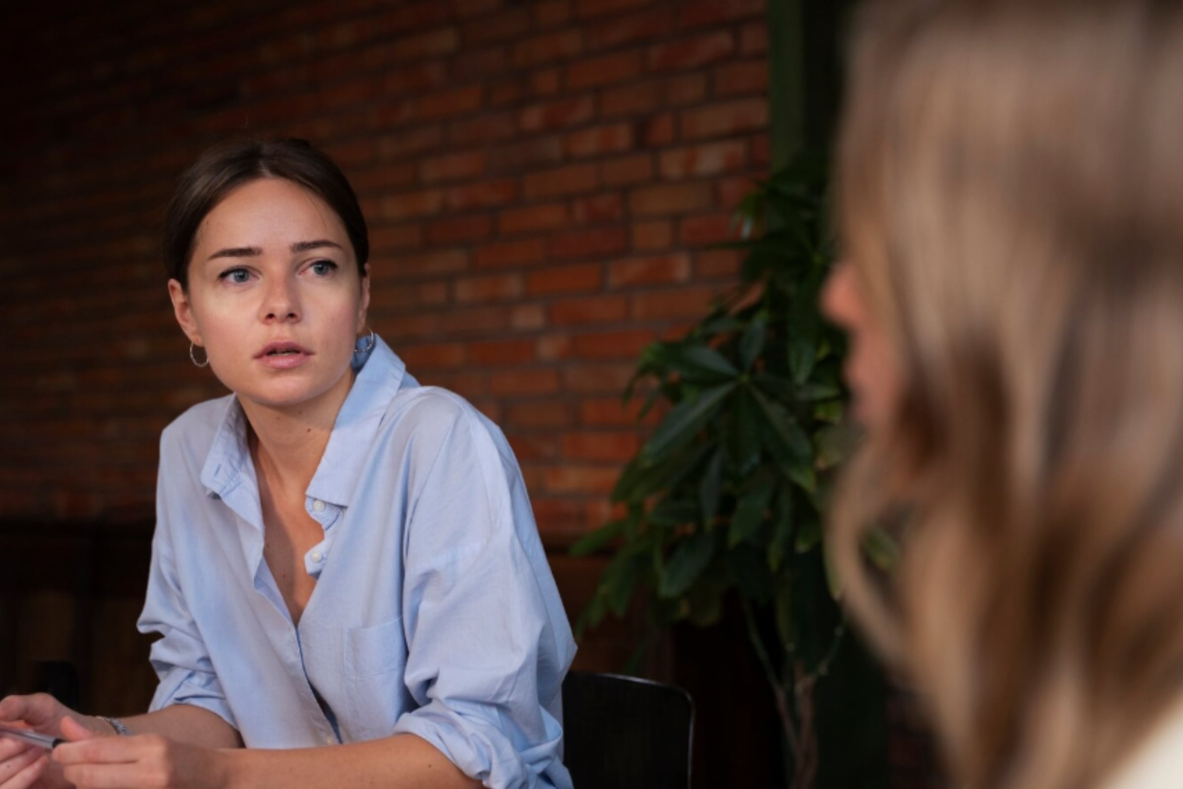 Esta conducta suele ser malinterpretada por un gran cantidad de personas, pues se considera que no tiene interés por mantener una conversación. (Crédito: Magnific / Imagen referencial)