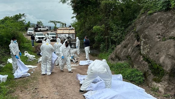 Agentes policiales de México recogen cadáveres de narcos tras un enfrentamiento entre el Cartel de Sinaloa y el Cartel de Chiapas y Guatemala, en La Concordia, Chiapas, el 1 de julio de 2024. (Foto: X @isain)