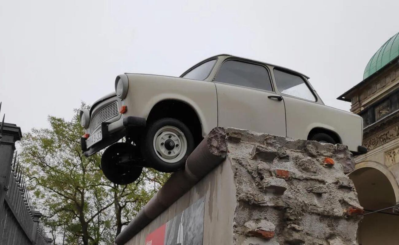 El Trabant sobre lo que queda del Muro de Berlín. (Foto: ABC)