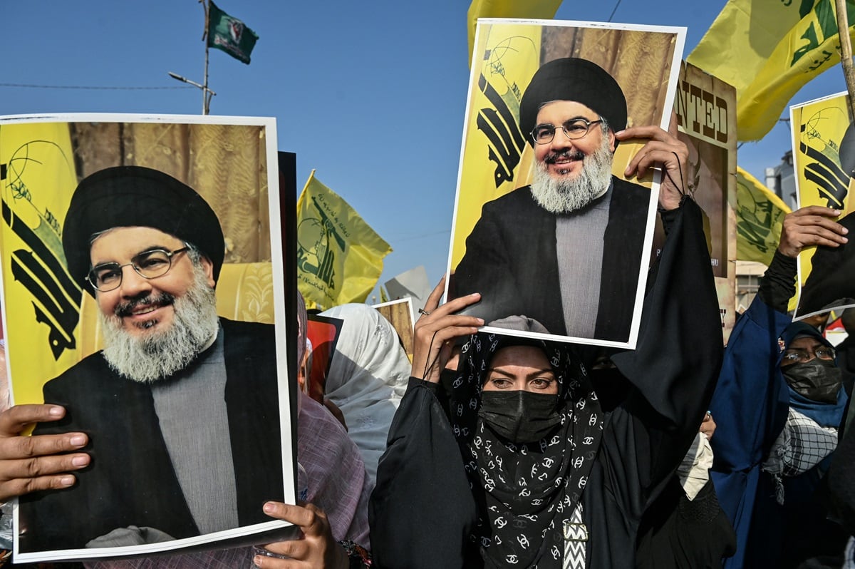 Miembros de la Organización de Estudiantes Imamia, un ala estudiantil musulmana chiíta, sostienen carteles de Hassan Nasrallah, difunto líder del grupo libanés Hezbollah, en Karachi, el 29 de septiembre de 2024. (Foto de Asif HASSAN / AFP)