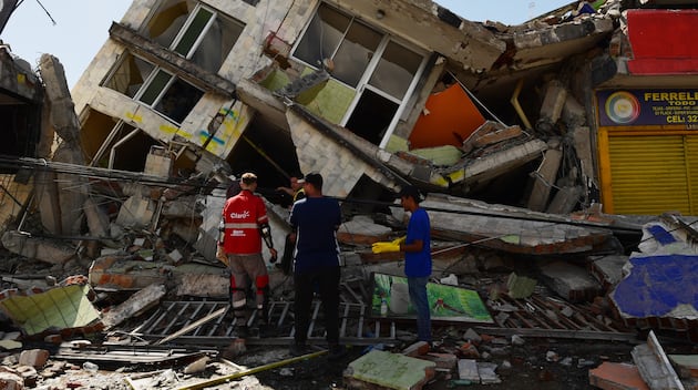 Personas buscan sobrevivientes entre los escombros de un edificio derrumbado tras un terremoto en Pereira, Colombia, el 10 de agosto de 2026. (Foto de Jaime SALDARRIAGA / AFP).