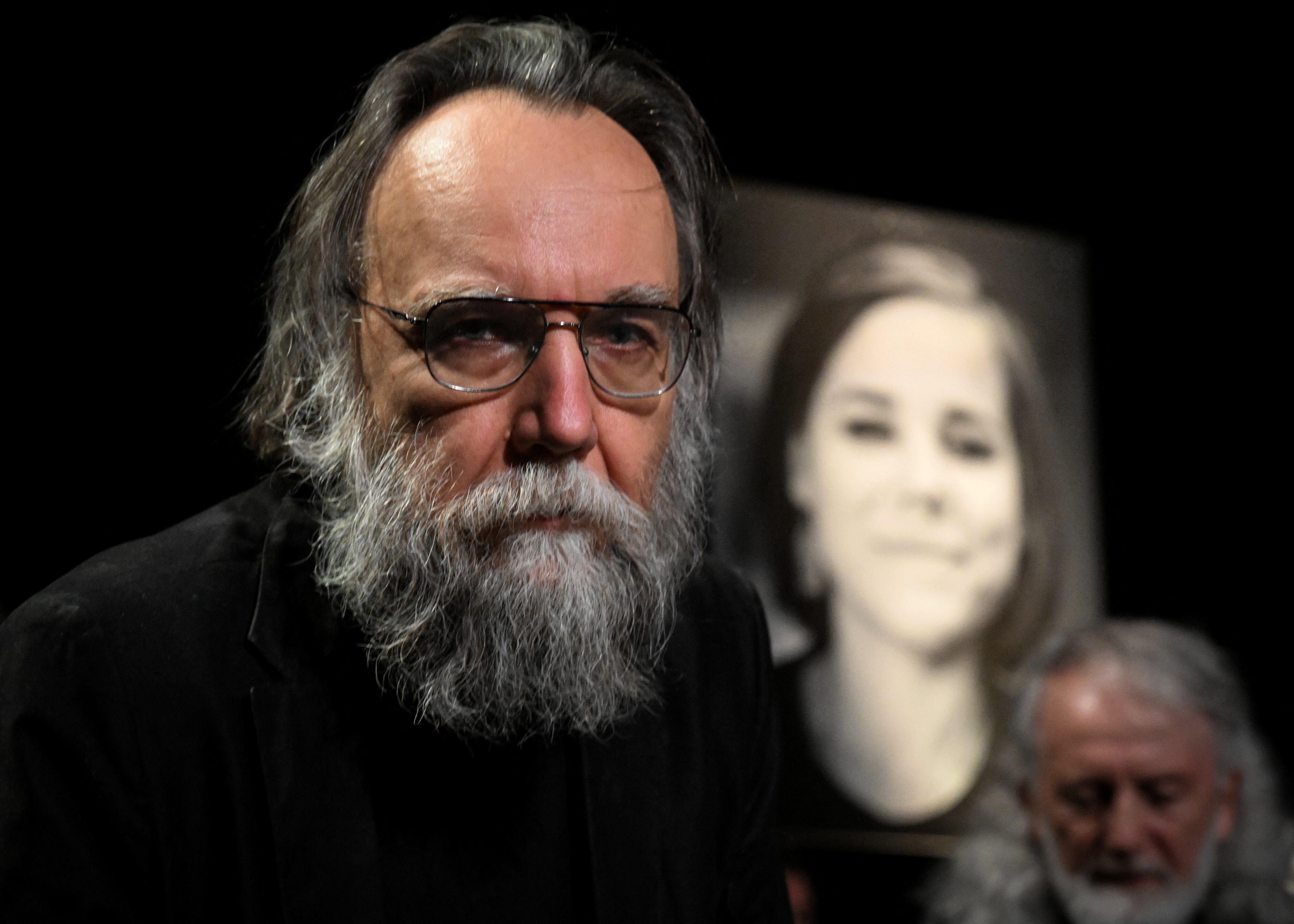 El ideólogo ruso Alexander Dugin asiste a la ceremonia de despedida de su hija Darya Dugina, que murió en un atentado en agosto del 2022. (Foto de Kirill KUDRYAVTSEV / AFP).