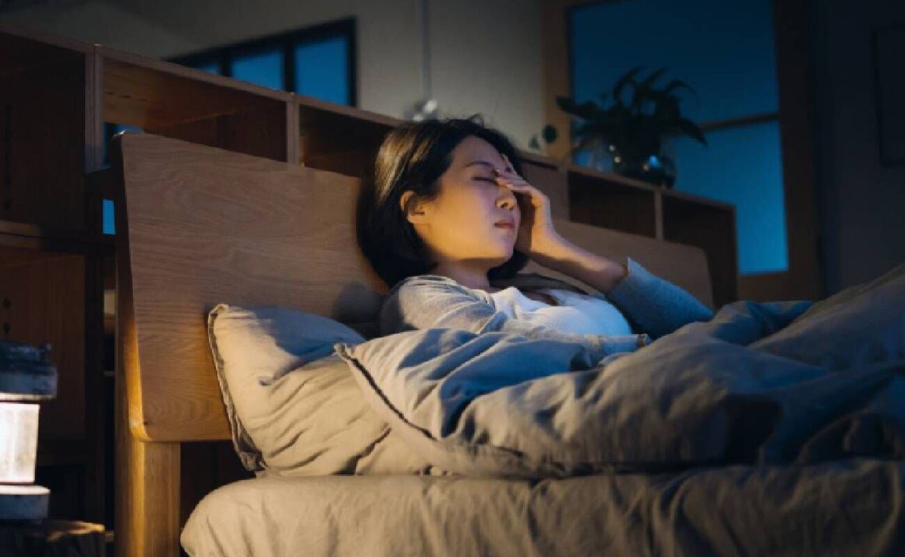 Al momento de consumir café, la cafeína pasa al flujo sanguíneo y se une a los receptores que normalmente están ocupados por la adenosina, una sustancia que provoca sueño o cansancio.