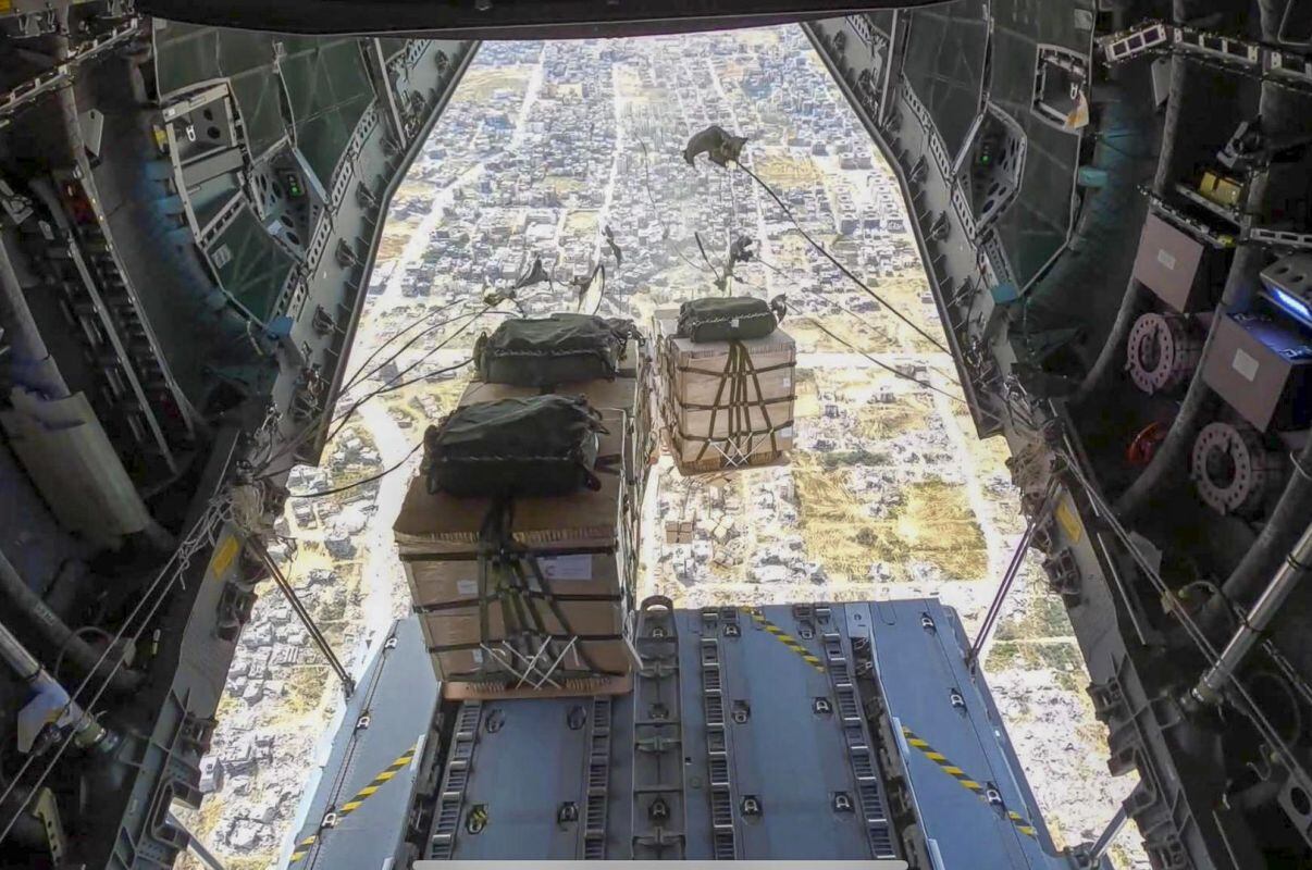 La ayuda humanitaria enviada desde España ya está en Gaza, gracias a una operación conjunta del Ministerio de Exteriores y el de Defensa, con el lanzamiento de las 26 toneladas de ayuda, compuesta por más de 11.000 raciones de comida. Foto: Ministerio de Defensa / EFE SOLO USO EDITORIAL/SOLO DISPONIBLE PARA ILUSTRAR LA NOTICIA QUE ACOMPAÑA (CRÉDITO OBLIGATORIO)