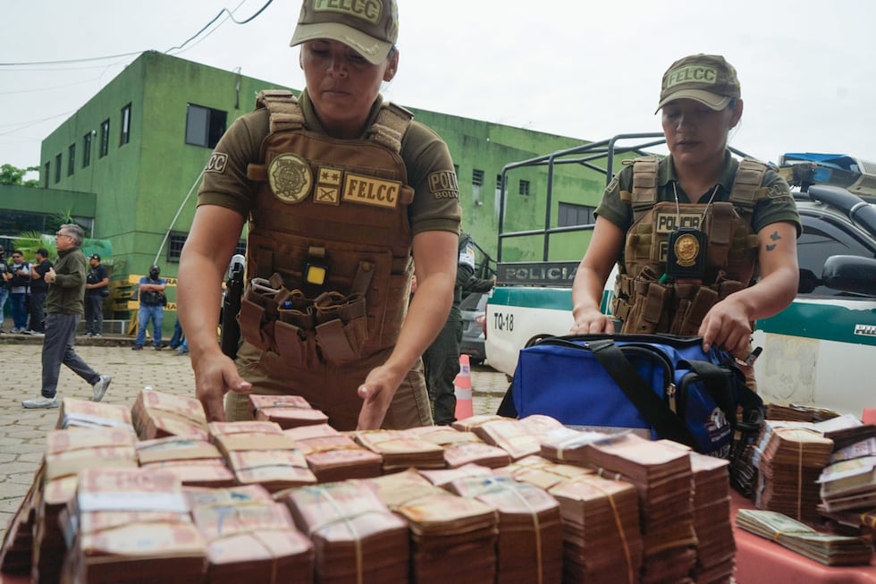 Integrantes de la Fuerza Especial de Lucha Contra el Crimen de Bolivia organizan billetes que fueron encontrados durante un operativo en el lugar donde vivía el fiscal general Roger Mariaca, en Santa Cruz, el 1 de octubre de 2026. (Juan Pablo Roca / EFE)