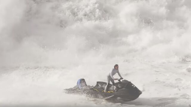 El video del peligroso rescate de un surfista atrapado entre las gigantes olas de Portugal