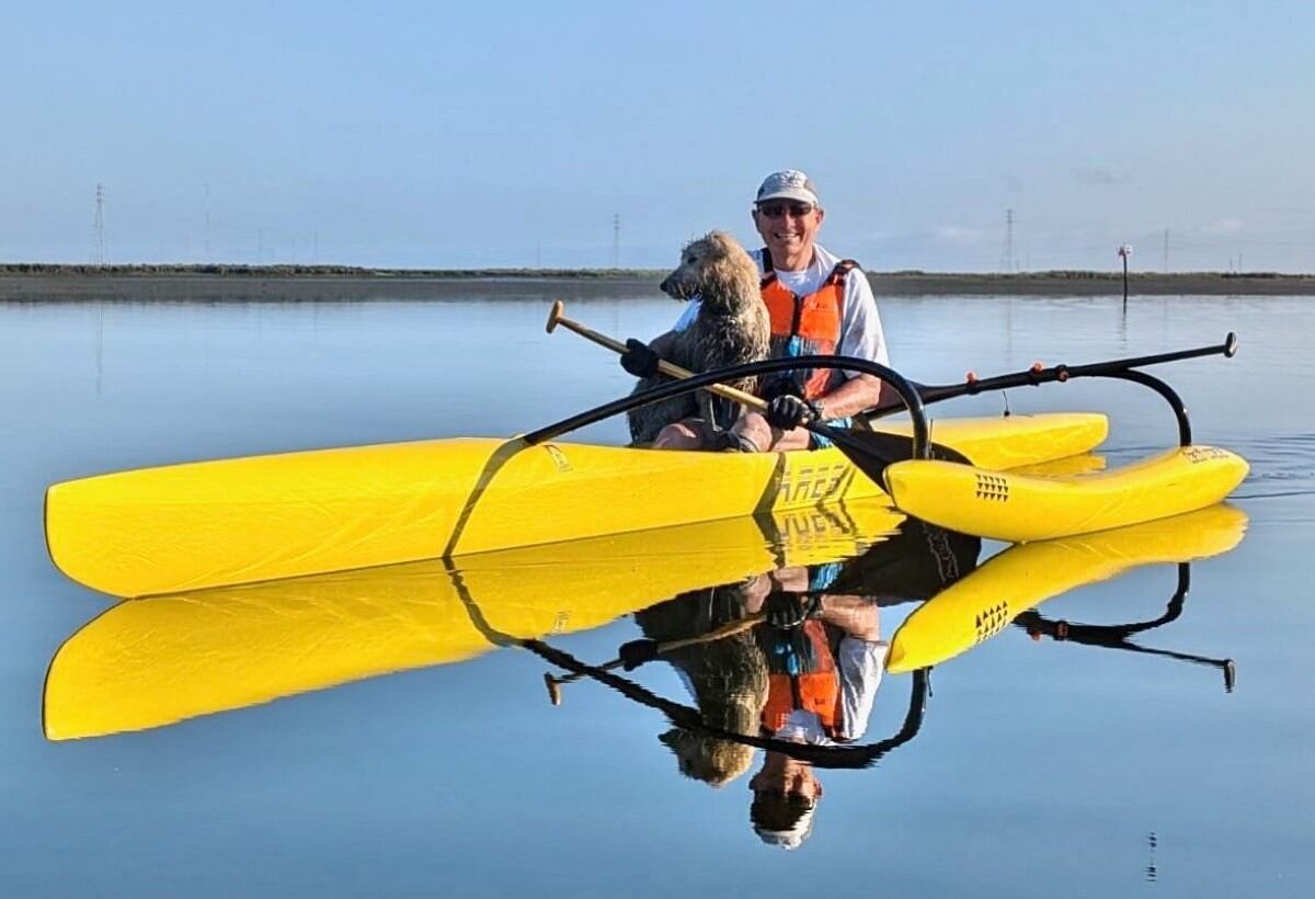 Viral | Roger Dunn con Leilani justo después de rescatarla de una isla desierta en la bahía de San Francisco. (Roger Dunn)