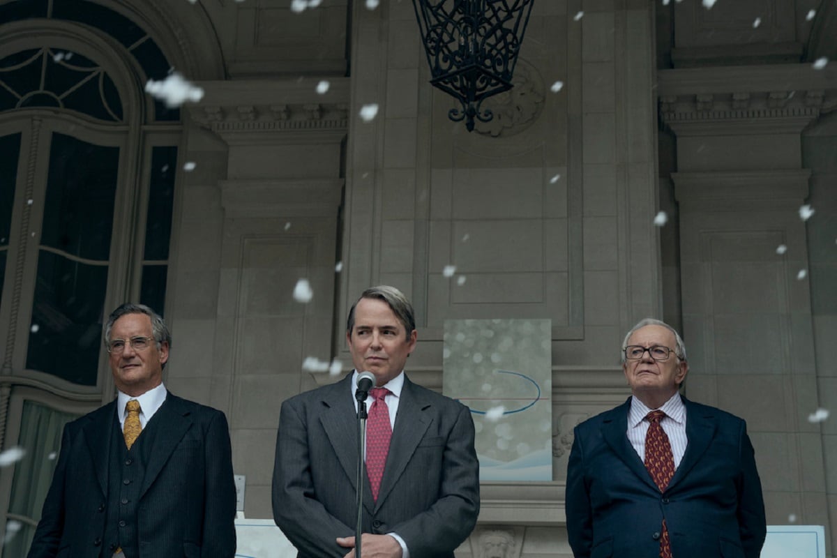 Richard Sackler anunciando el OxyContin en una gran fiesta en la serie "Medicina letal" (Foto: Netflix)