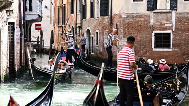 Varios grupos de turistas pasean en góndola el 3 de setiembre del 2023 en Venecia. (Foto: AFP)