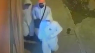 Comas: tres delincuentes vestidos con trajes blancos y mascarillas asaltan farmacia