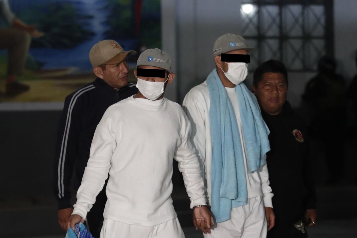 Internos abandonan el centro juvenil de San Miguel, luego del operativo de traslado. (Foto: Jesús Saucedo/@photo.gec)