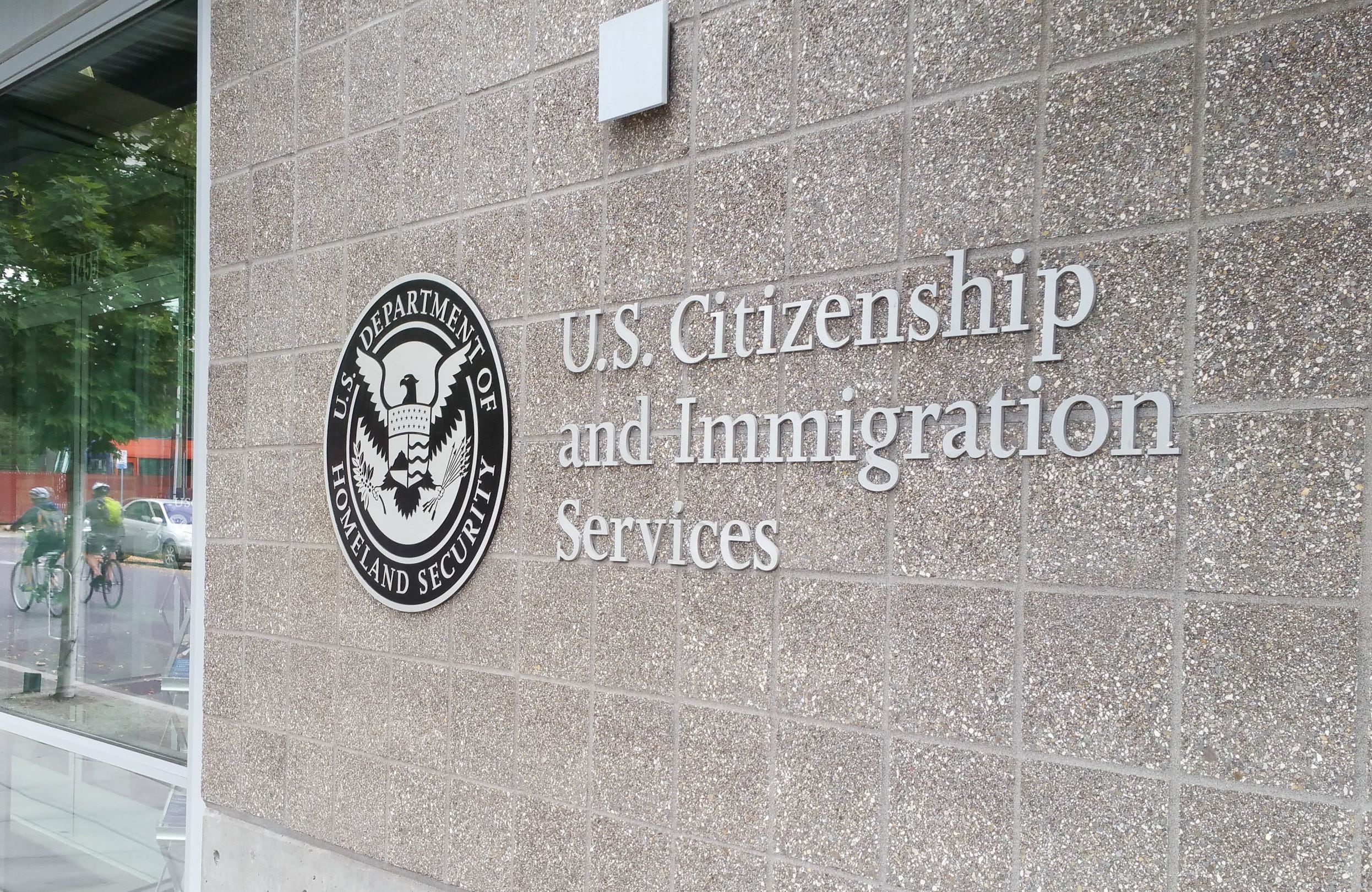 USCIS informó que la detención ocurrió sin incidentes y advirtió a otros migrantes sobre las graves consecuencias de estas prácticas. (Foto: SweetBabeeJay / iStock)