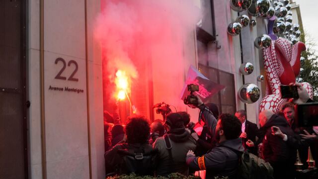 Manifestantes invaden la sede central de Louis Vuitton en medio de continuas protestas en Francia