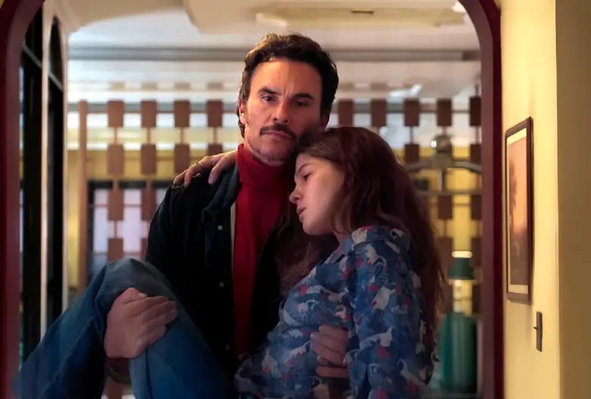 Fernando Aguilar (Juan Pablo Raba) encuentra a su esposa Agustina Londoño (Estefanía Piñeres) en un hotel en la serie colombiana “Delirio” (Foto: Netflix)