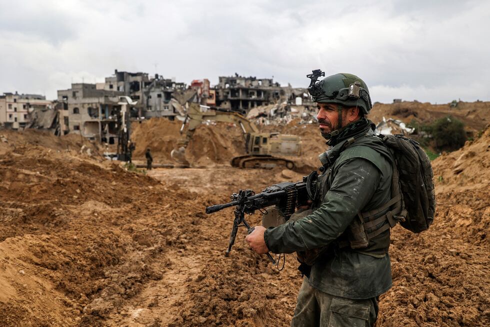 Un soldado israelí durante una patrulla en la principal ciudad del sur de Gaza de Khan Yunis, en medio de continuas batallas entre Israel y el grupo militante palestino Hamas. (Foto de Nicolás GARCÍA / AFP)