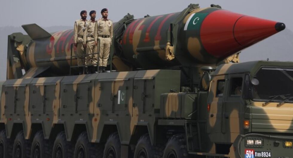 Un misil Shaheen-III de Pakistán capaz de transportar ojivas nucleares, se exhibe durante un desfile militar para conmemorar el Día Nacional de Pakistán, en Islamabad, el 23 de marzo de 2022.
(Anjum Naveed / AP).


2