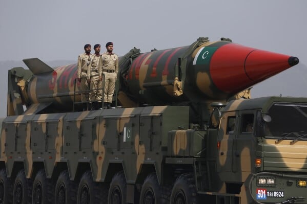 Un misil Shaheen-III de Pakistán capaz de transportar ojivas nucleares, se exhibe durante un desfile militar para conmemorar el Día Nacional de Pakistán, en Islamabad, el 23 de marzo de 2022.
(Anjum Naveed / AP).
2