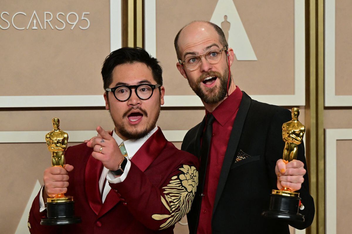 Daniel Kwan (izquierda) y Daniel Scheinert posan con sus premios Óscar (Foto: Frederic J. Brown / AFP)