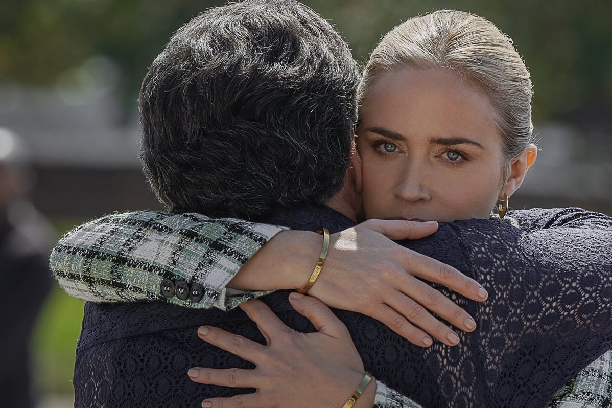 Emily Blunt (Liza) en "El negocio del dolor" ("Pain Hustlers"). Ella es parte de una farmacéutica que emplea métodos poco éticos para que los médicos receten medicamentos que contienen fentanilo.