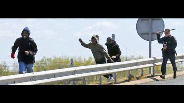 Brutalidad de policías franceses contra los inmigrantes [VIDEO]