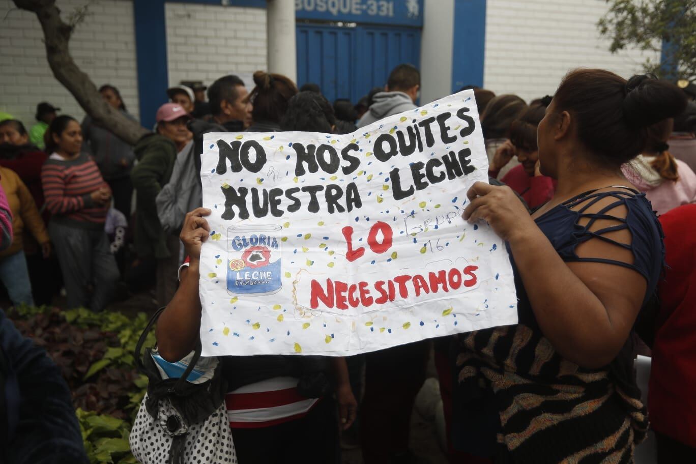 Madres protestan en el exterior del local de vaso de leche en San Juan de Lurigancho. (Foto: Cesar Campos/@photo.gec)