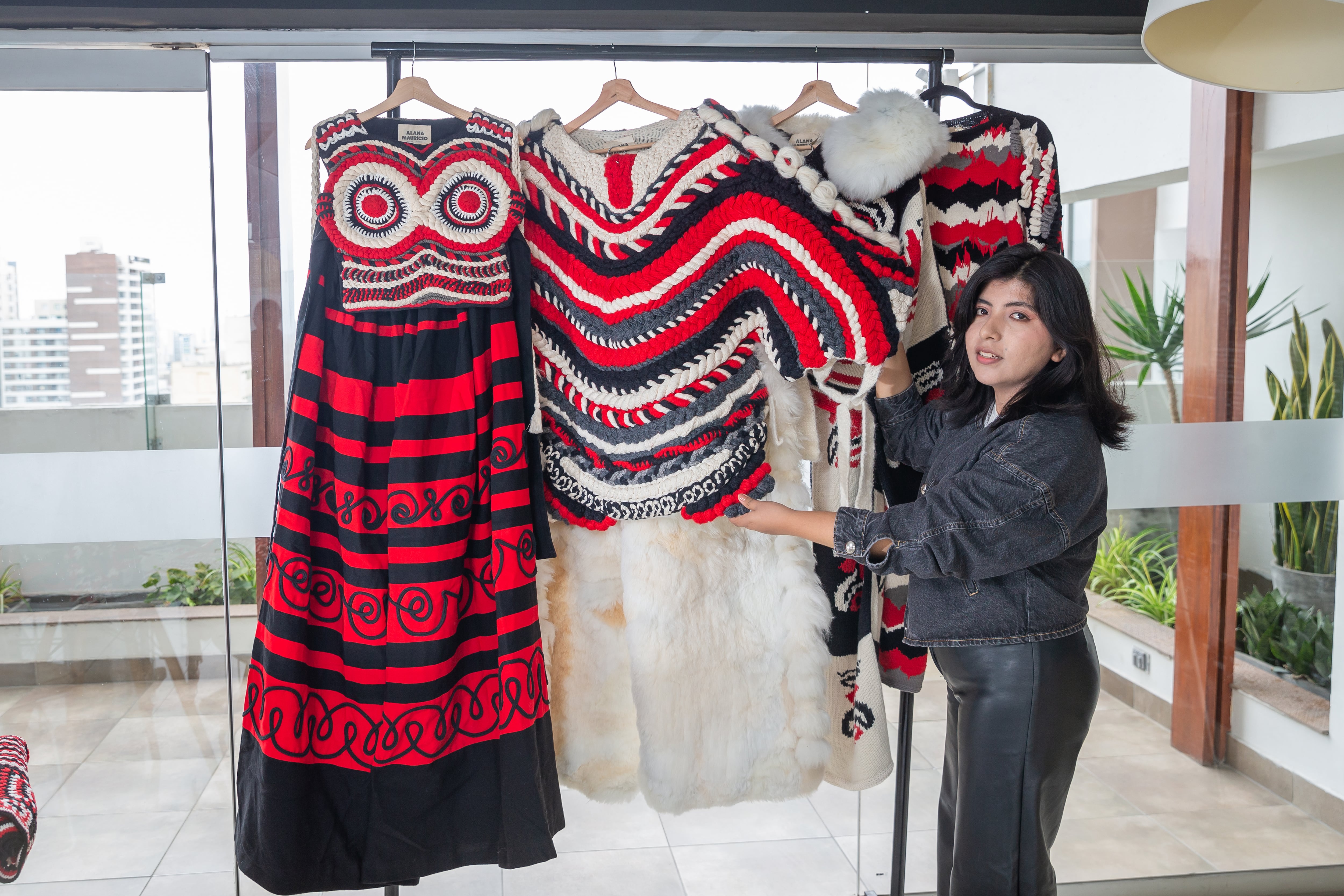 La ganadora, se hizo acreedora de una práctica en la escuela de diseño ESMOD de París, por un mes. (Foto: Allen Quintana)