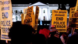 Decenas de personas protestan frente a la Casa Blanca por muerte de joven afroamericano
